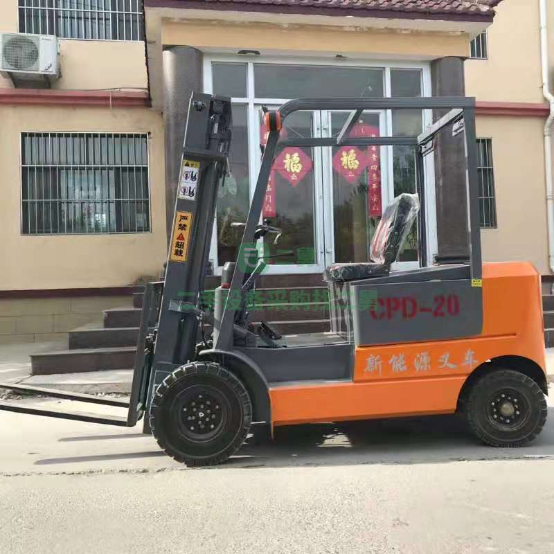 出售今年的1.5噸以上升高3米的電動叉車