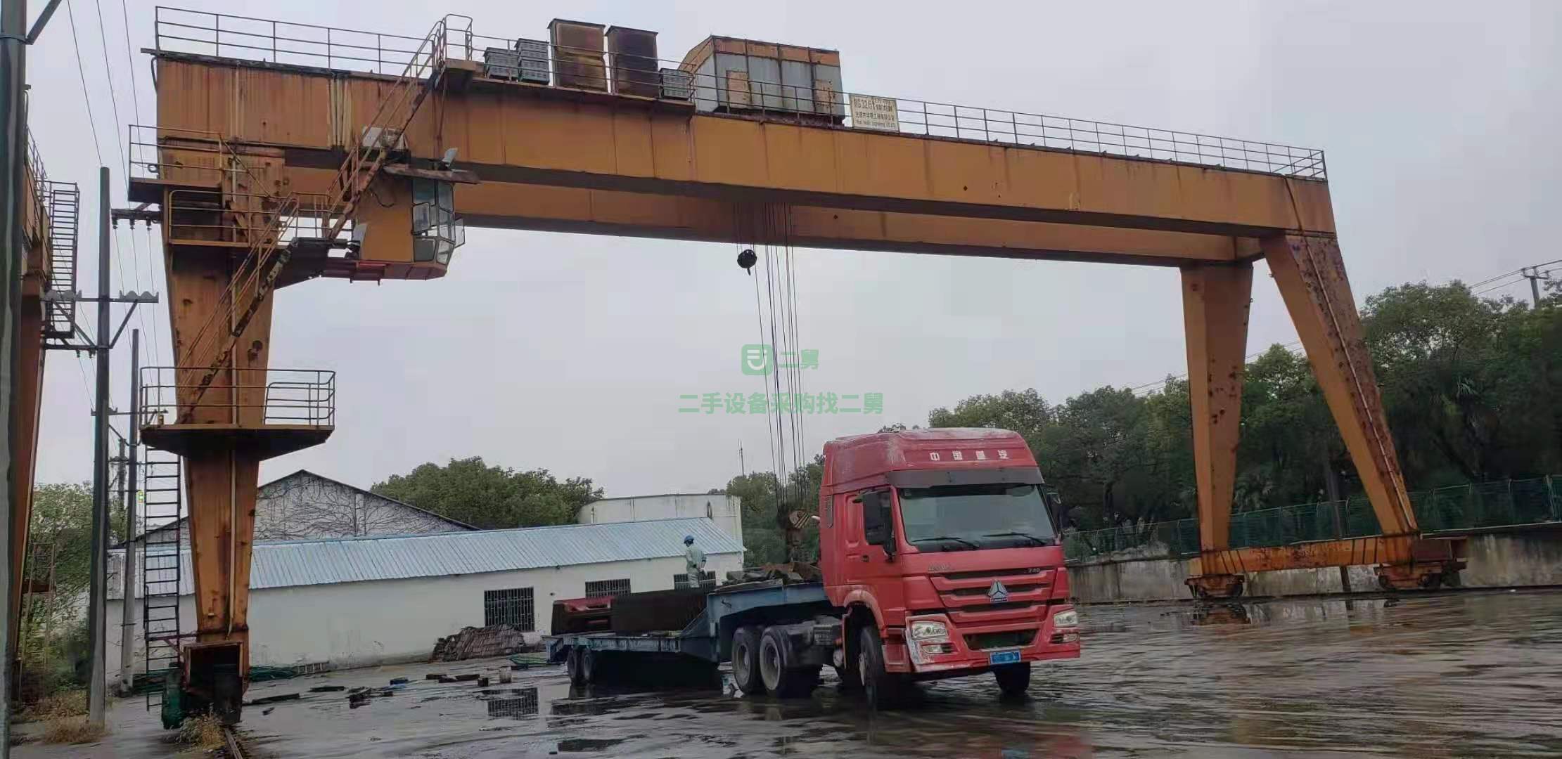 出售一臺8成新二手32噸雙主梁龍門吊，跨度30米，價格合理