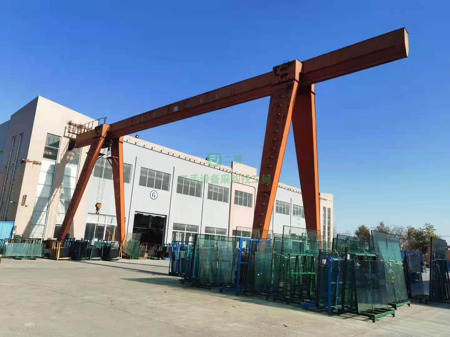 出售一臺9成新二手16噸龍門吊，跨度20米，各懸6米