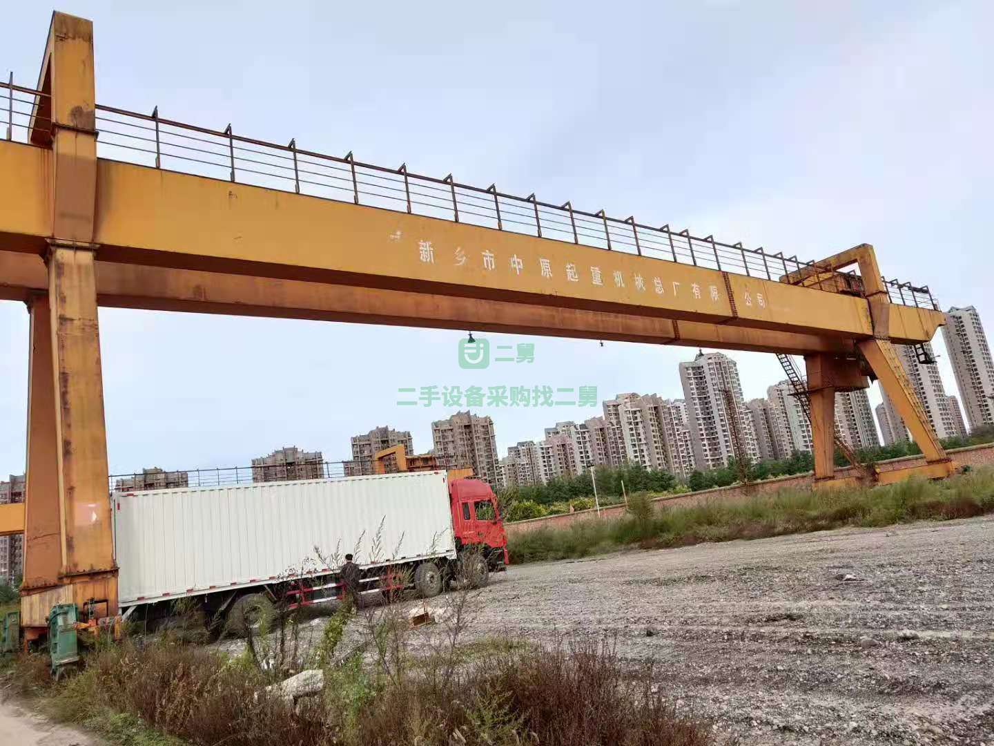 出售一臺二手32噸雙主梁龍門吊，跨度44米，一邊外懸11米，一邊外懸5.5米