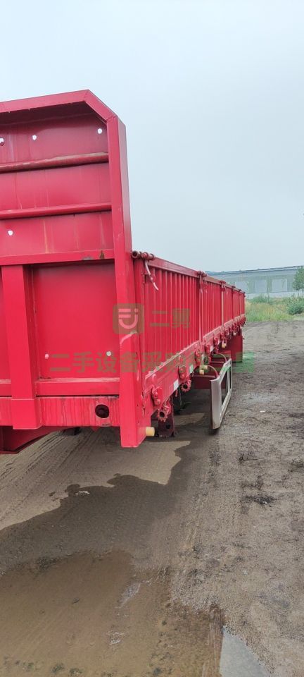 山東出售二手的11米庫存標箱側(cè)翻自卸車11米*2.55米*0.6米