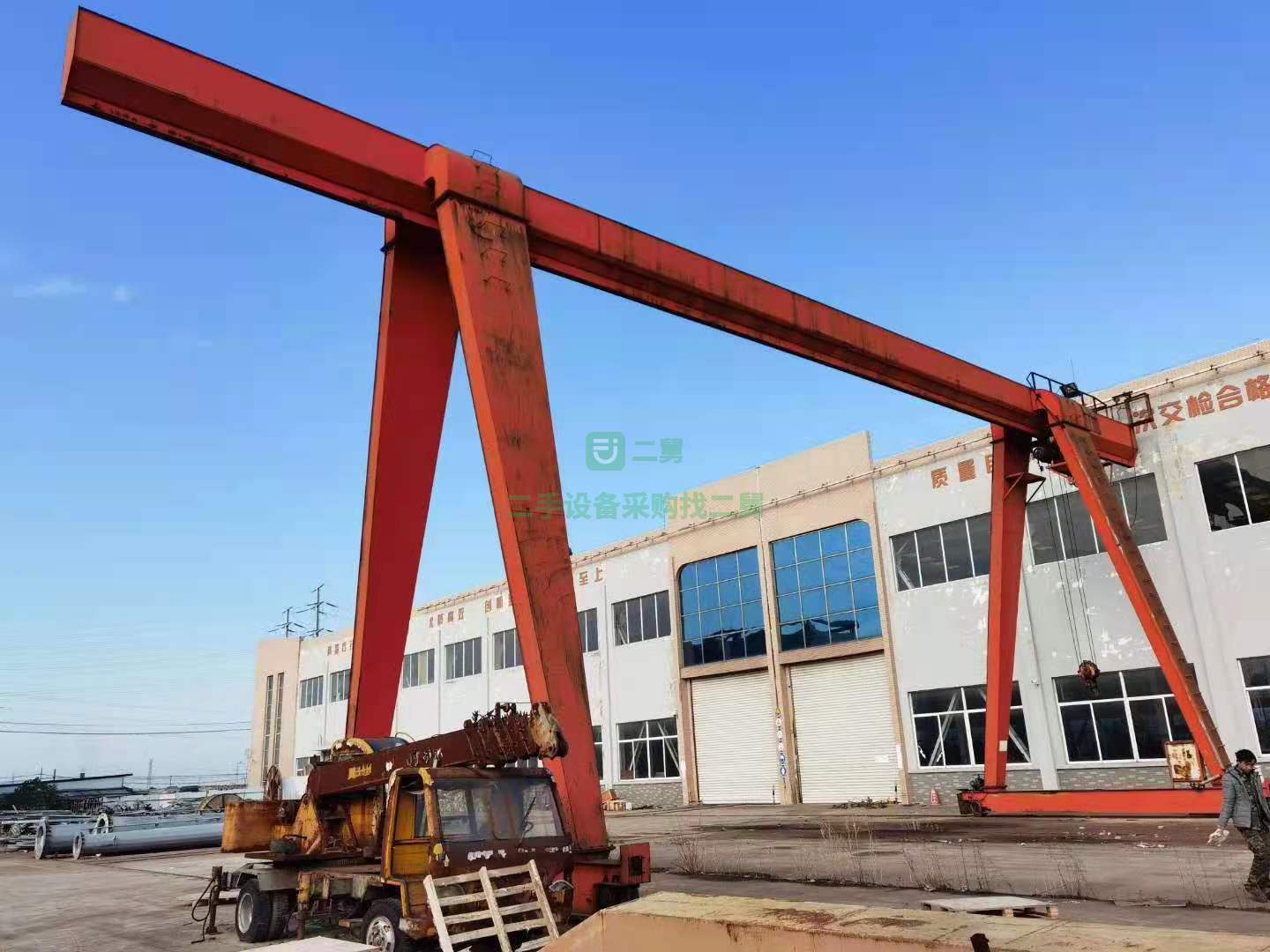 出售一臺9成新二手16噸龍門吊，跨度20米，各懸6米