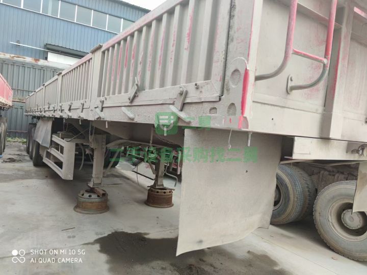 山東出售二手八成新的飛馳牌標箱側翻半掛車