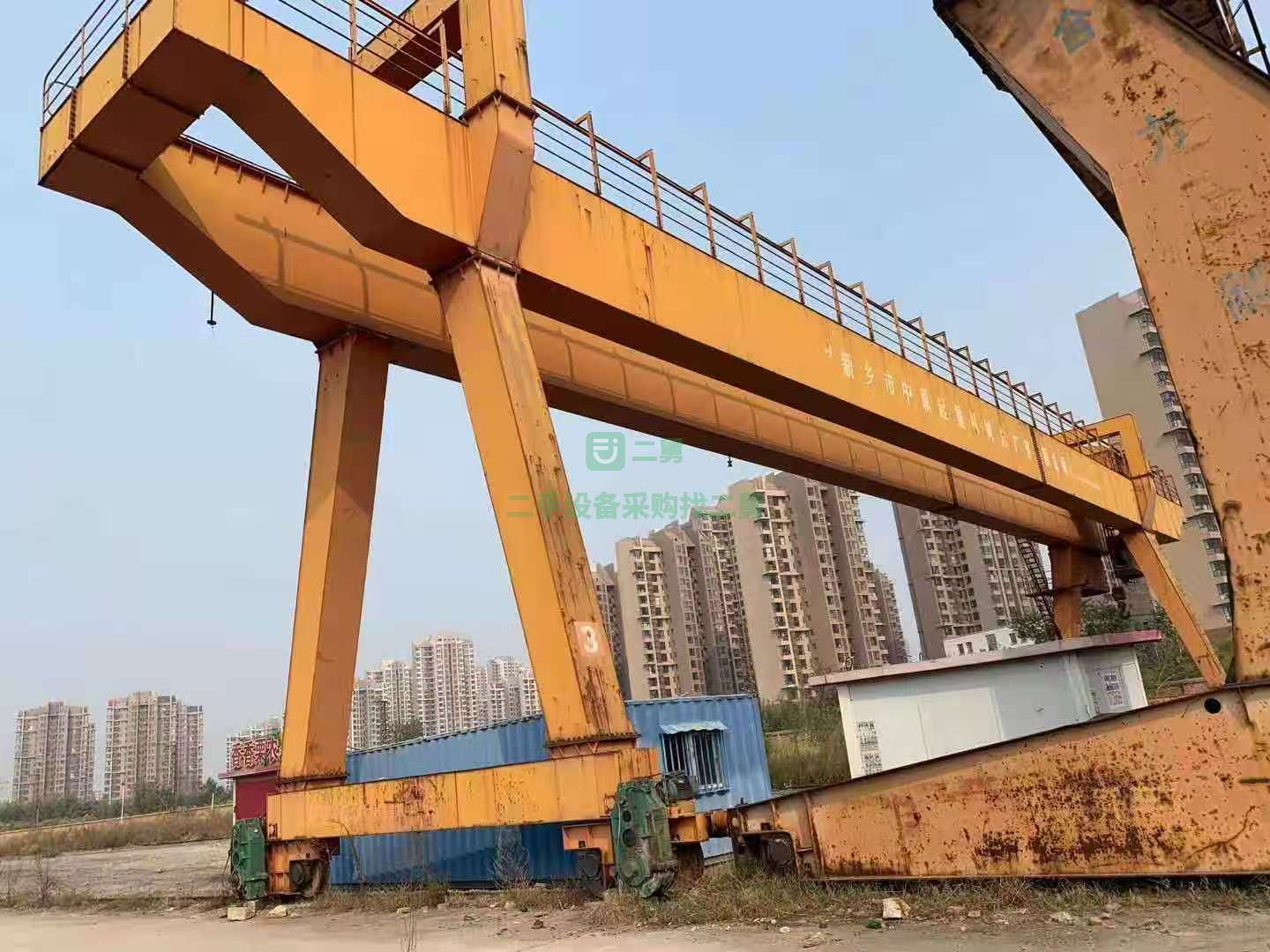 出售一臺二手32噸雙主梁龍門吊，跨度44米，一邊外懸11米，一邊外懸5.5米
