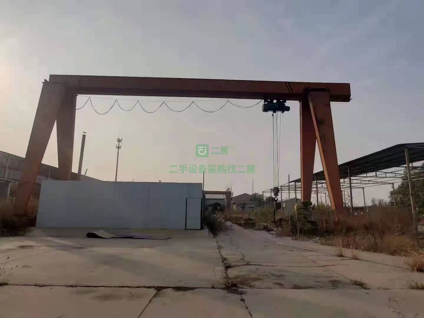 出售32噸龍門吊，包箱式，跨度10米，單旋5米，工字鋼到地12米，400大驅動，帶100米的道軌
