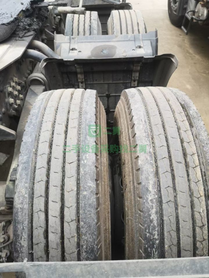 出售二手的九成新的德龍400馬力牽引車