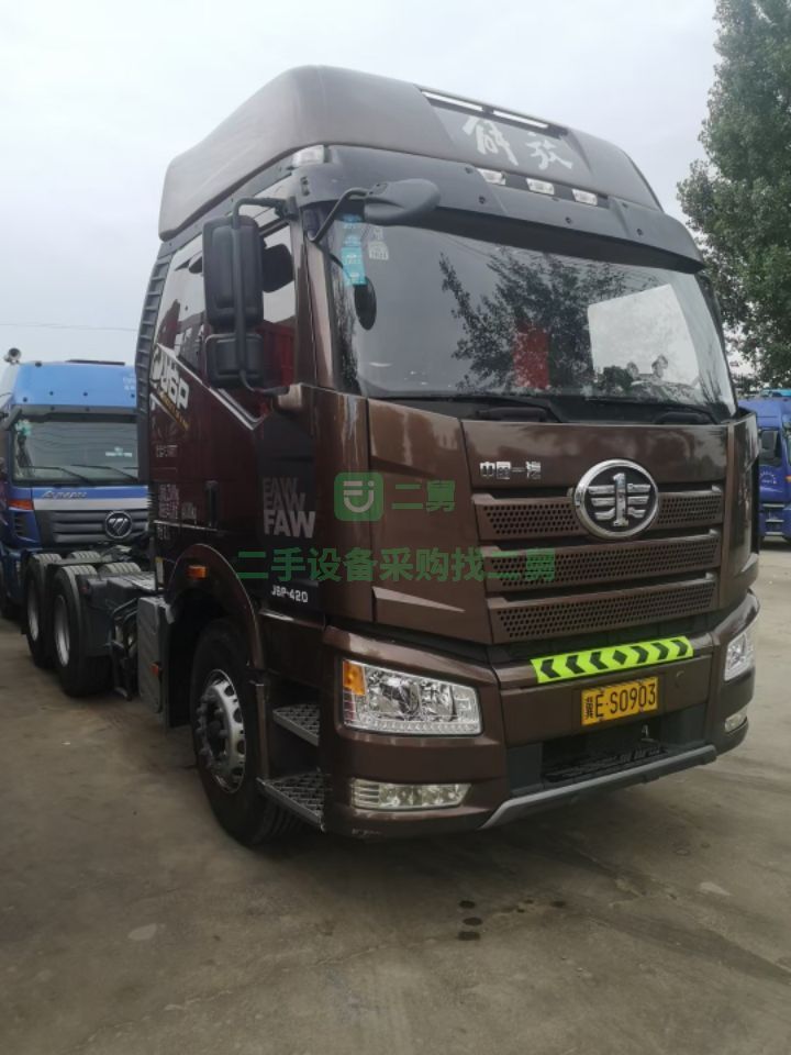 出售二手的九成新的德龍400馬力牽引車