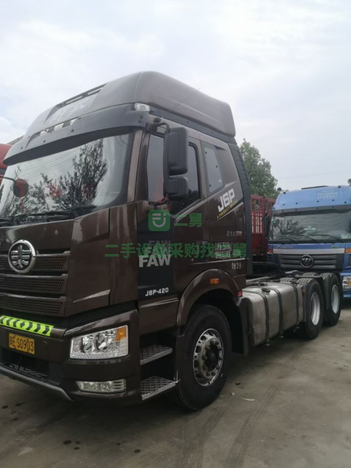 出售二手的九成新的德龍400馬力牽引車