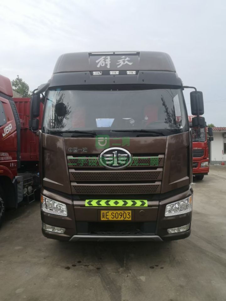 出售二手的九成新的德龍400馬力牽引車