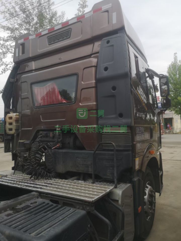 出售二手的九成新的德龍400馬力牽引車