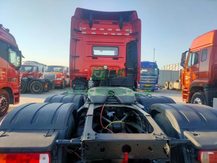 出售二手九成新的解放JH6濰柴550馬力牽引車
