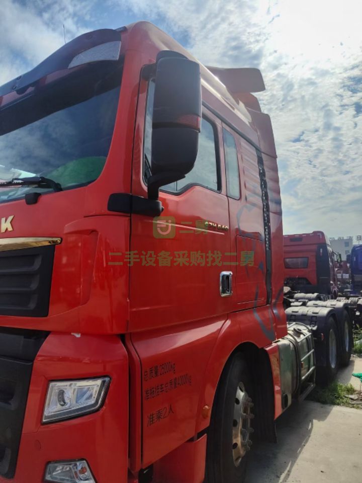 出售二手九成新的重汽汕德卡540馬力牽引車