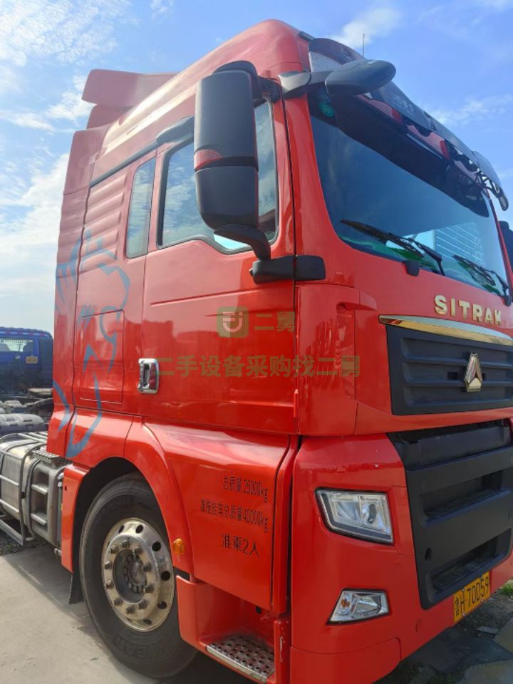 出售二手九成新的重汽汕德卡540馬力牽引車