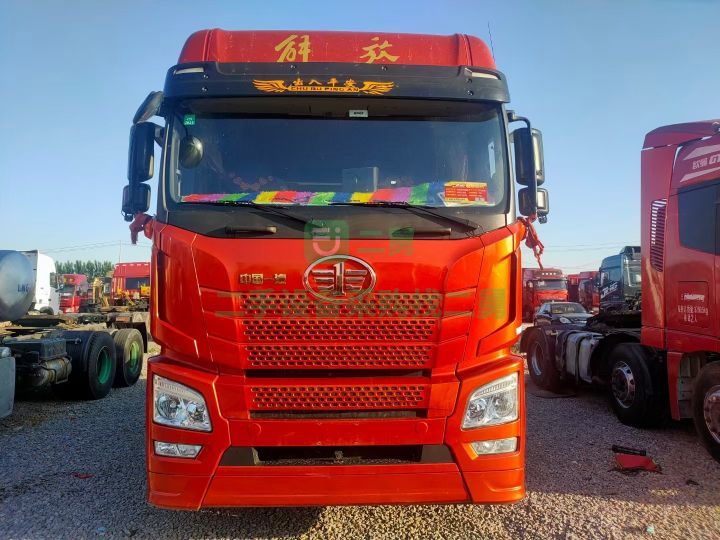出售二手九成新的解放JH6濰柴550馬力牽引車