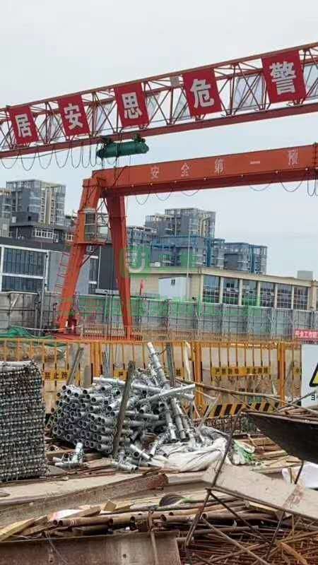 出售10加10噸全包箱龍門吊，跨度39.3米加4米，有效起升高度9米，2020年4月投入使用