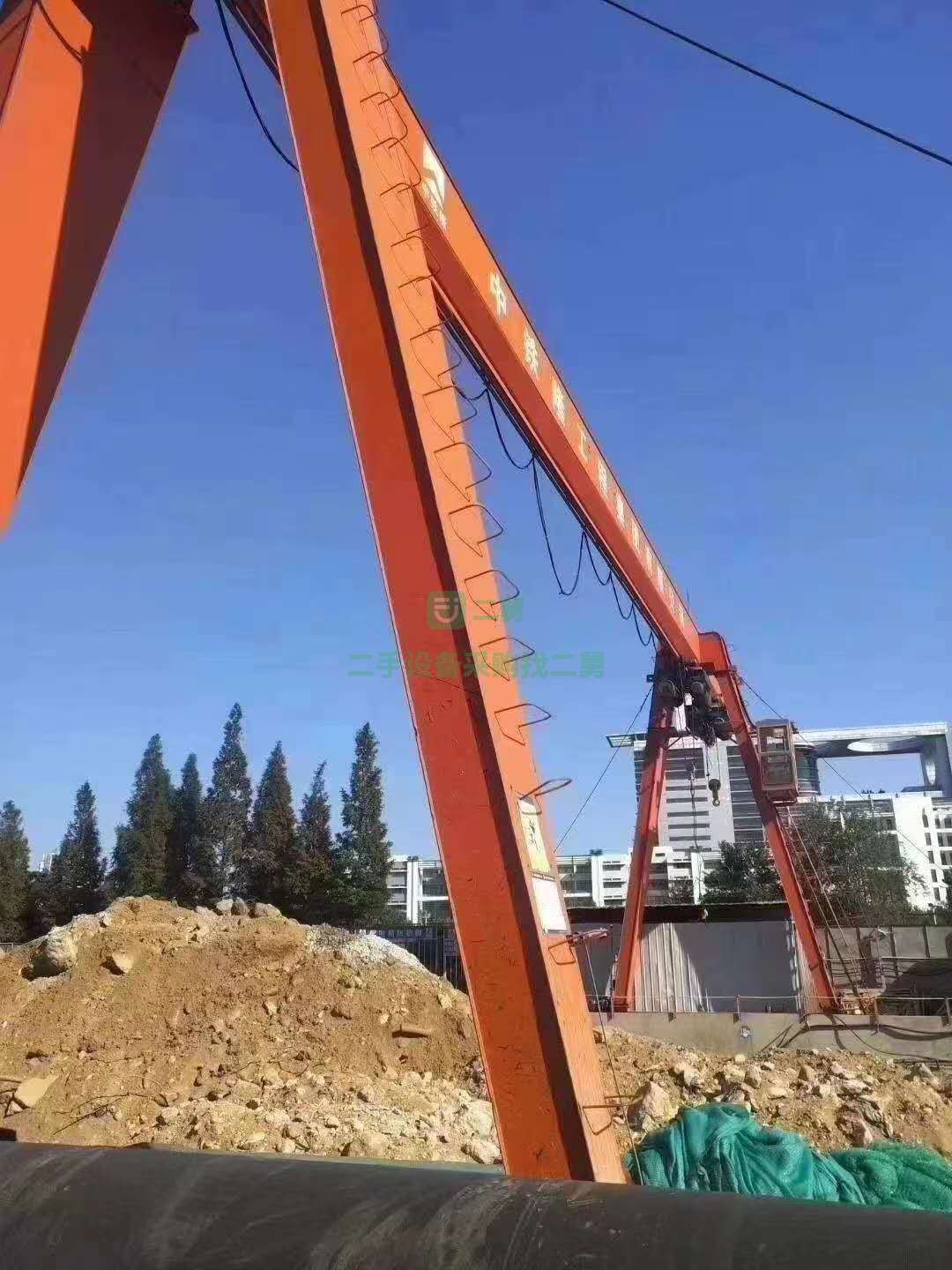 出售二手10噸全包箱龍門吊，跨度20米，單邊懸7米