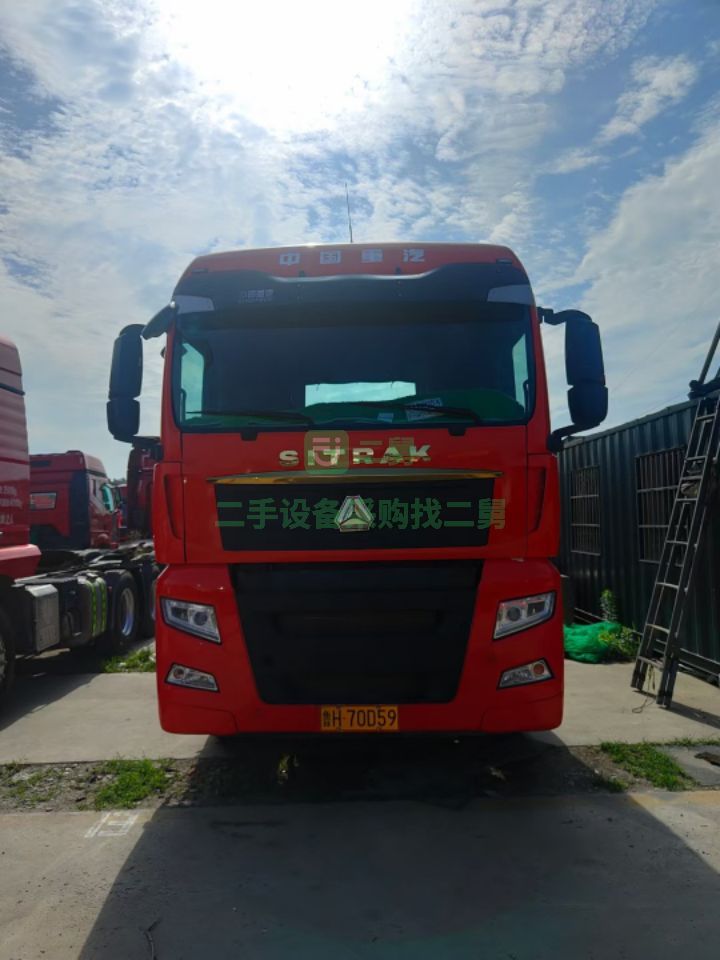 出售二手九成新的重汽汕德卡540馬力牽引車