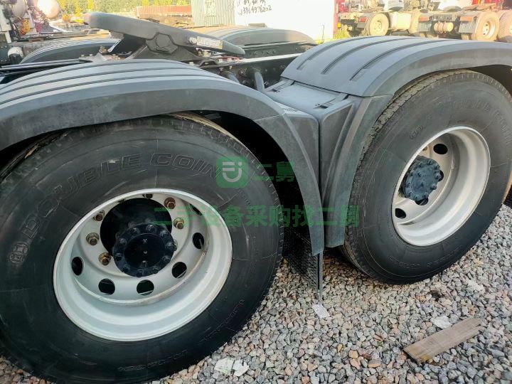 出售二手九成新的解放JH6濰柴550馬力牽引車