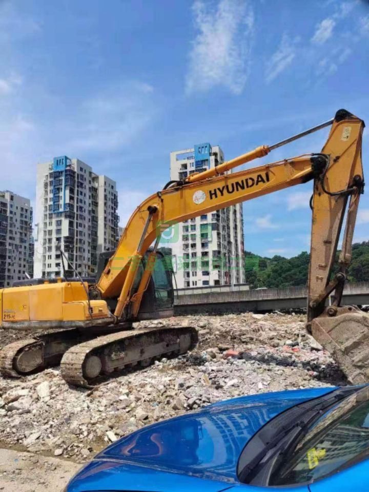 出售二手九成新的現(xiàn)代215-7黑金剛挖掘機(jī)