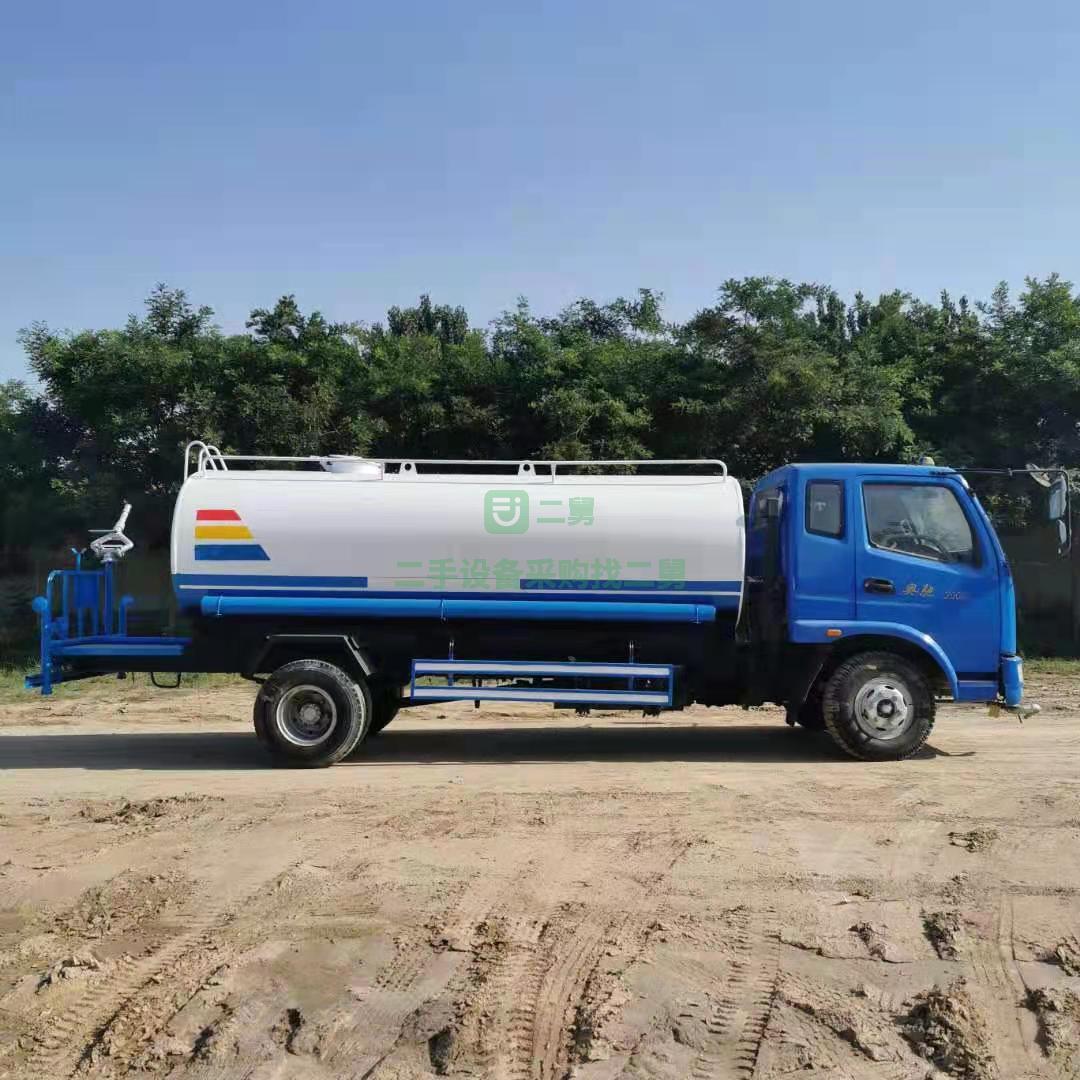 出售一臺五方的灑水車前噴后灑全新上裝