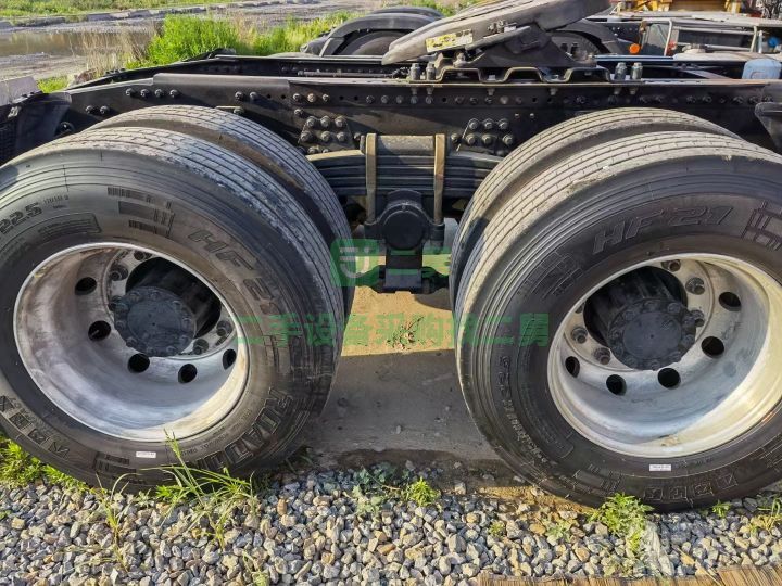 出售解放J7公司扣押精品車550馬力牽引車