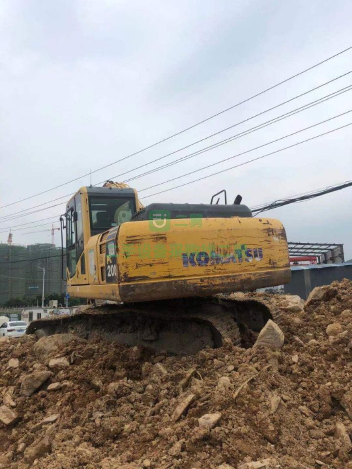 出售12年極品小松200-8挖掘機車況免檢，老板急賣