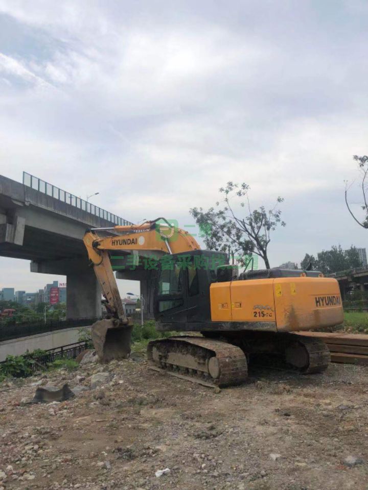 出售二手九成新的現(xiàn)代215-7黑金剛挖掘機(jī)
