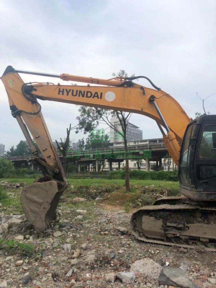 出售二手九成新的現(xiàn)代215-7黑金剛挖掘機(jī)