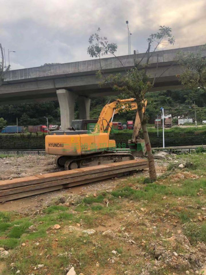出售二手九成新的現(xiàn)代215-7黑金剛挖掘機(jī)
