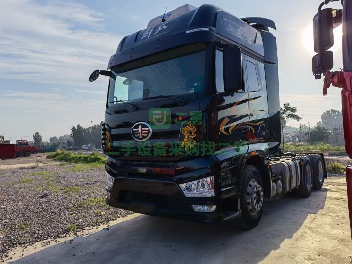 出售解放J7公司扣押精品車550馬力牽引車