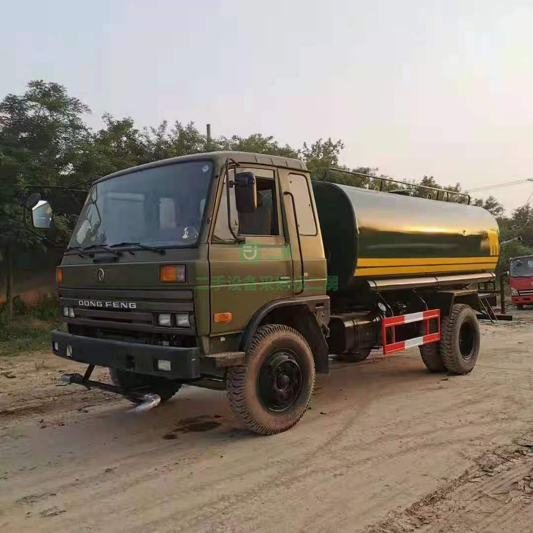 出售一臺極品庫存退役軍用底盤灑水車，六缸康明斯