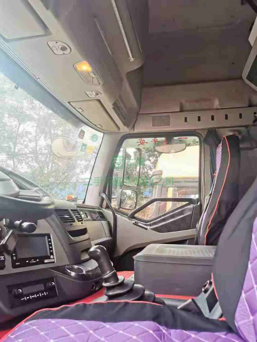 出售二手的國四解放460馬力牽引車