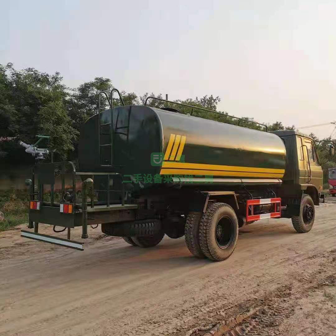 出售一臺極品庫存退役軍用底盤灑水車，六缸康明斯