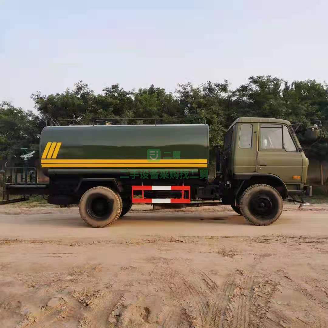 出售一臺極品庫存退役軍用底盤灑水車，六缸康明斯