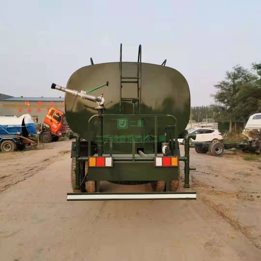 出售一臺極品庫存退役軍用底盤灑水車，六缸康明斯