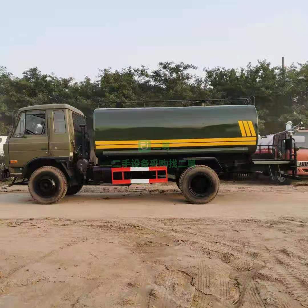 出售一臺極品庫存退役軍用底盤灑水車，六缸康明斯