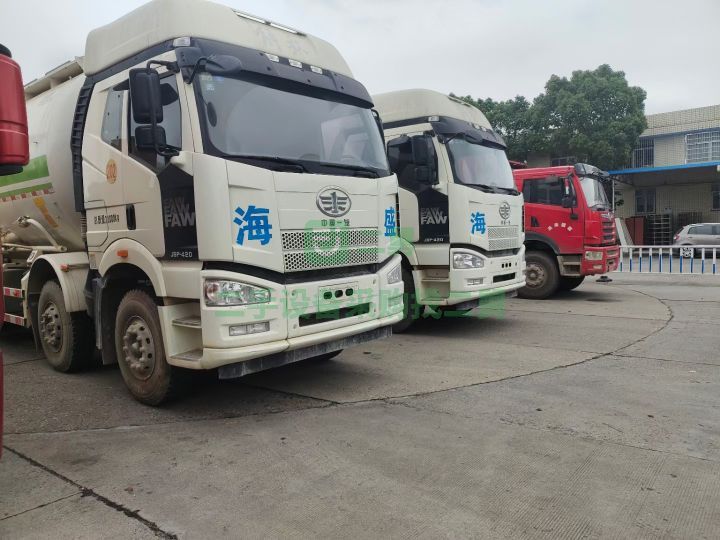 出售二手九成新的國五解放J6散裝水泥罐車