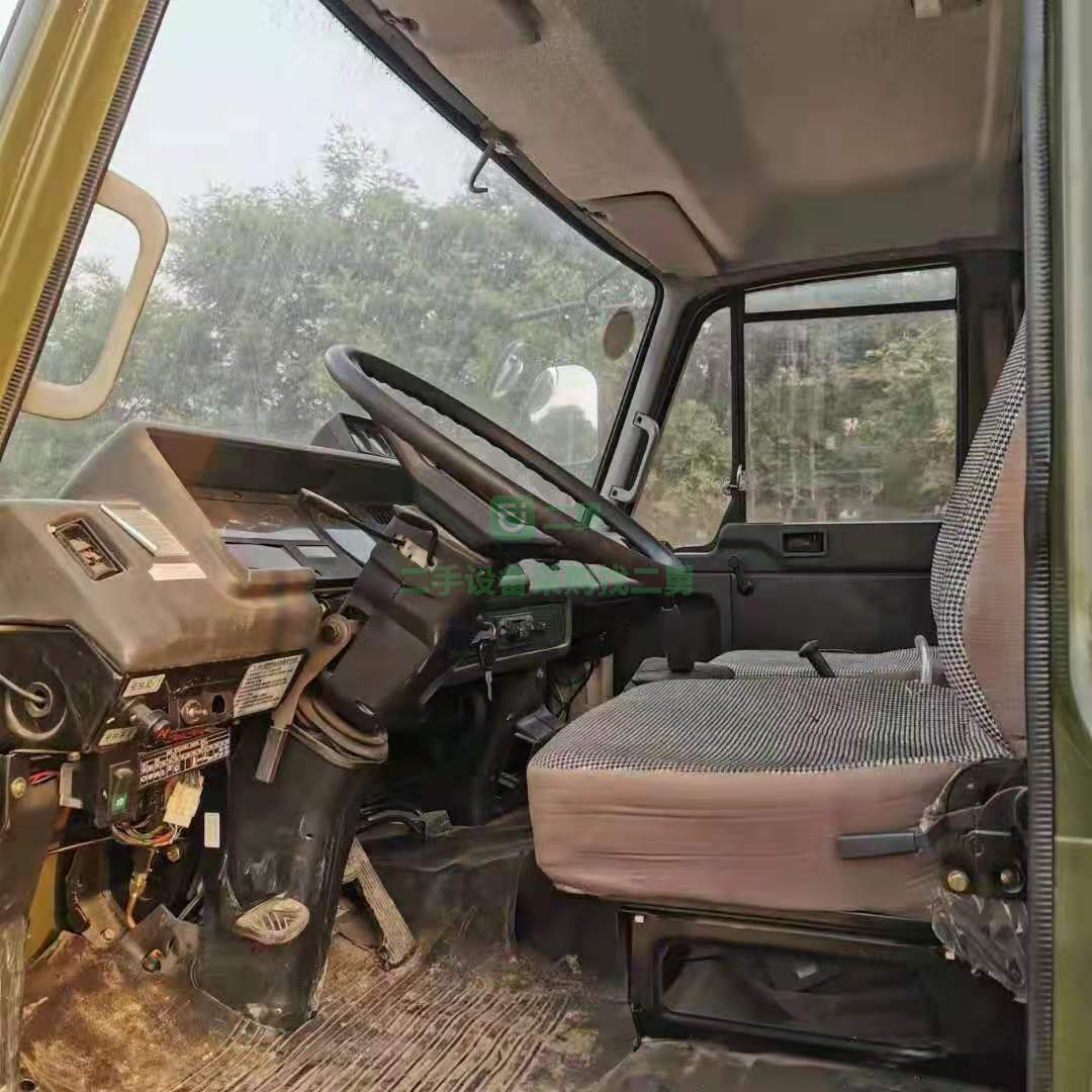出售一臺極品庫存退役軍用底盤灑水車，六缸康明斯