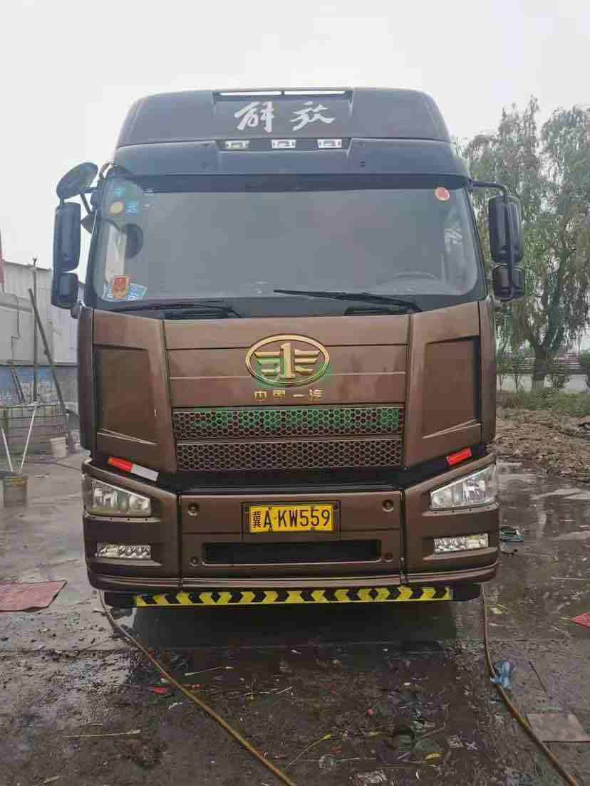 出售二手的國四解放460馬力牽引車