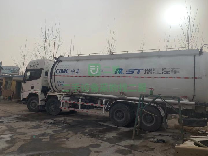 出售二手九成新的國五解放J6散裝水泥罐車
