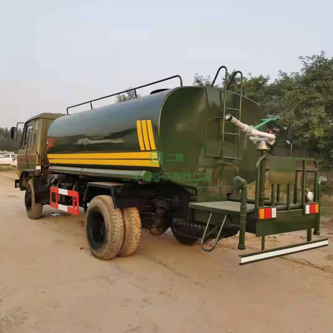 出售一臺極品庫存退役軍用底盤灑水車，六缸康明斯