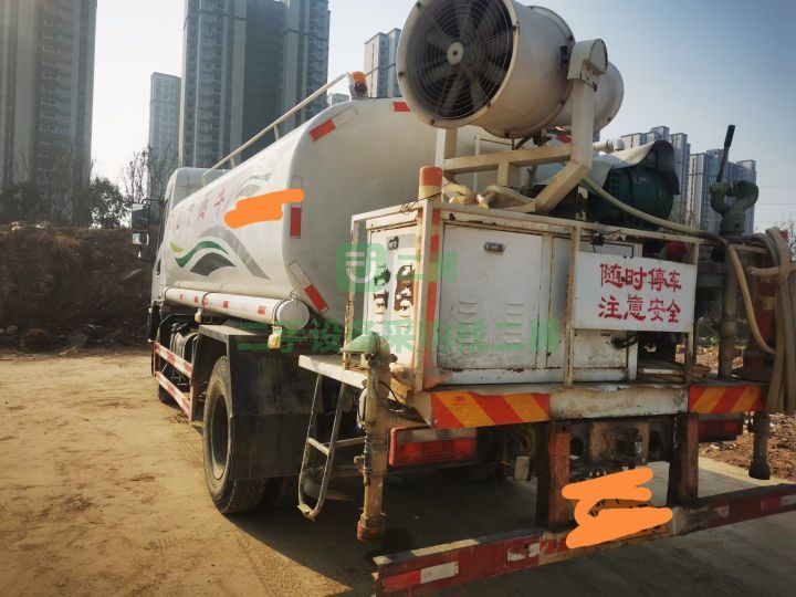 出售二手九成新的東風專用底盤園林綠化環(huán)保灑水車