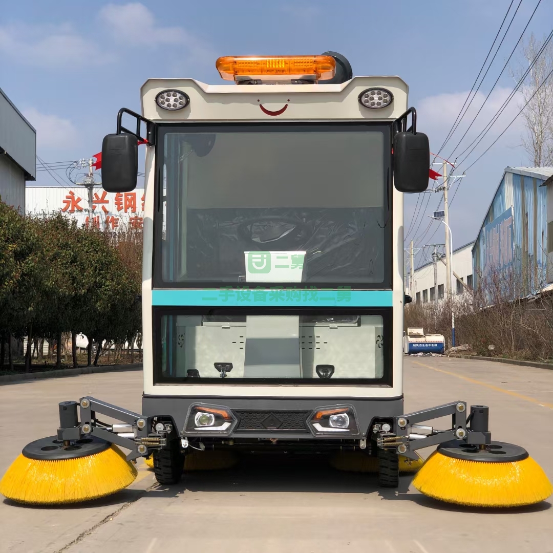 山東出售環(huán)騰QSC-101全封閉環(huán)保新能源駕駛式掃地機