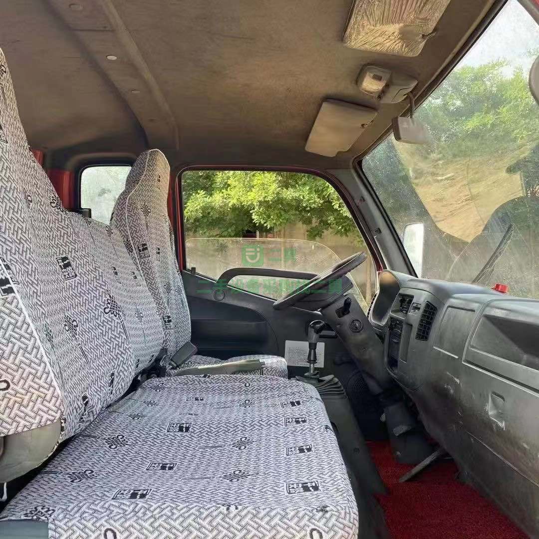 出售新款?yuàn)W鈴底盤改裝8立方灑水車
