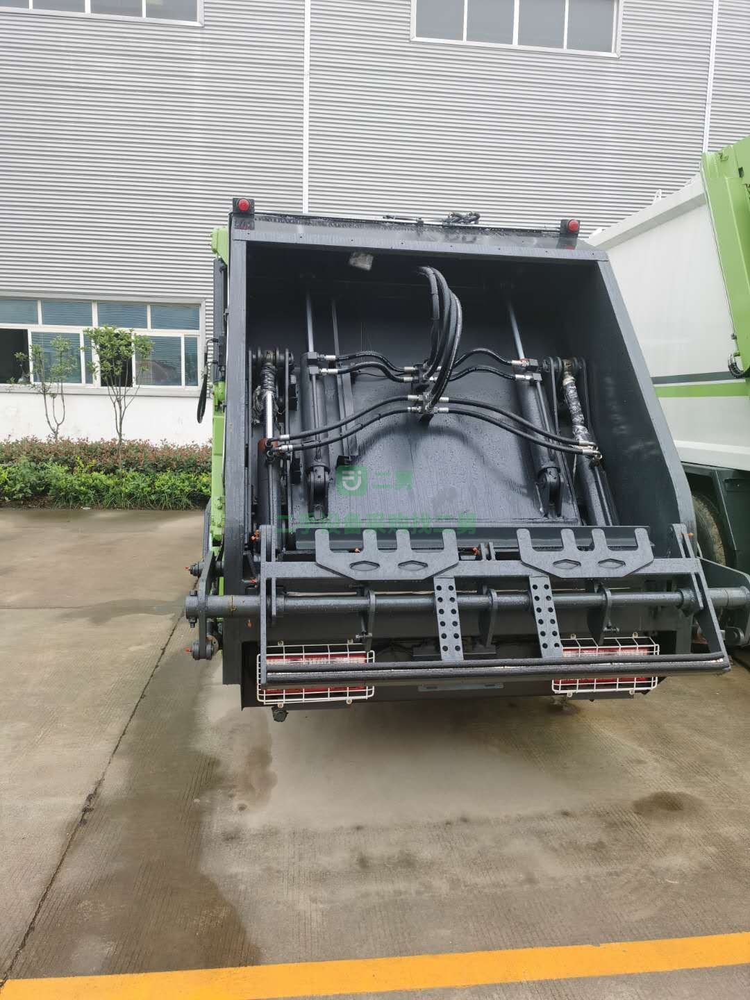 出售國六東風多利卡D6.115馬力5方壓縮垃圾車3308軸距