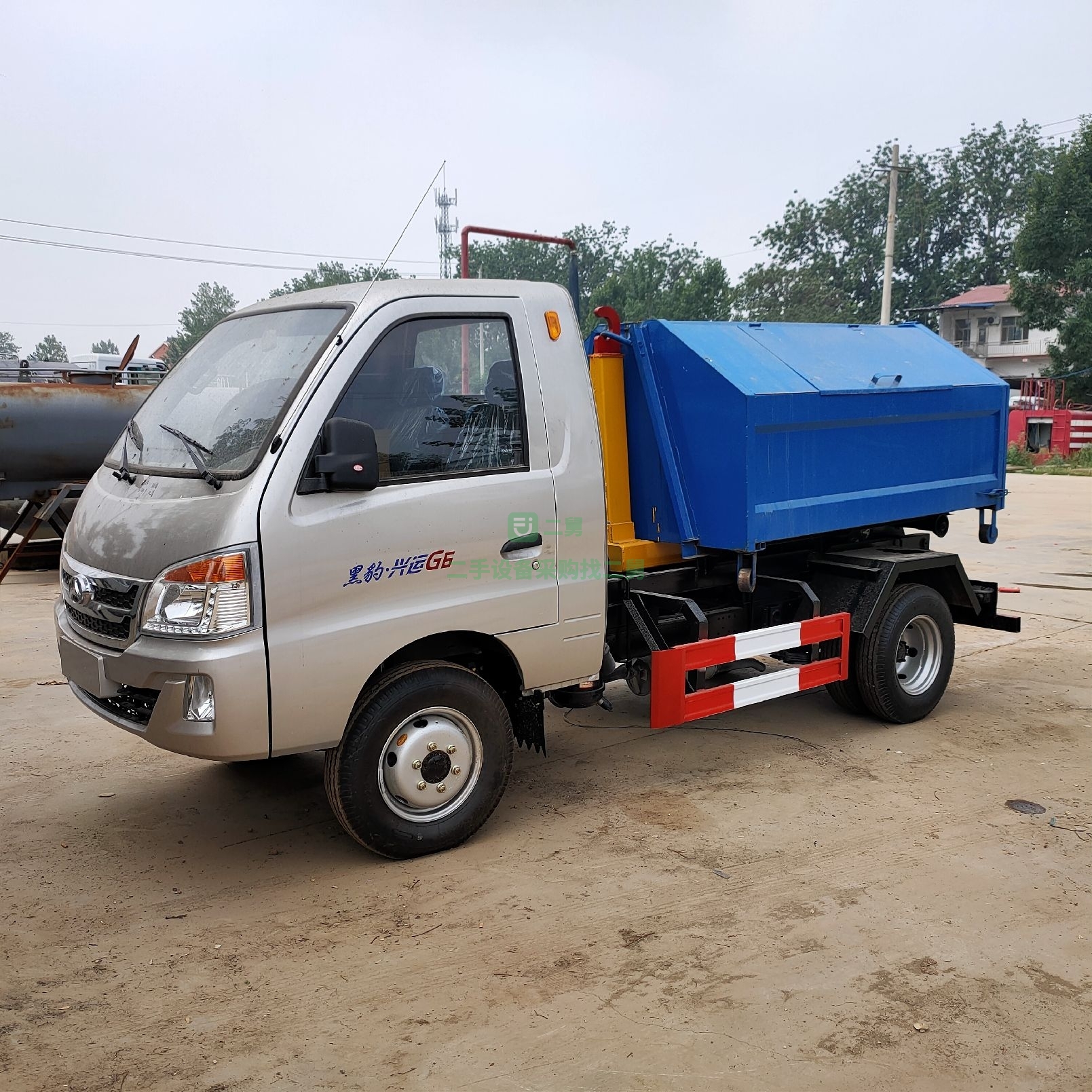 出售一臺(tái)鉤臂式垃圾車(chē) 可上牌照