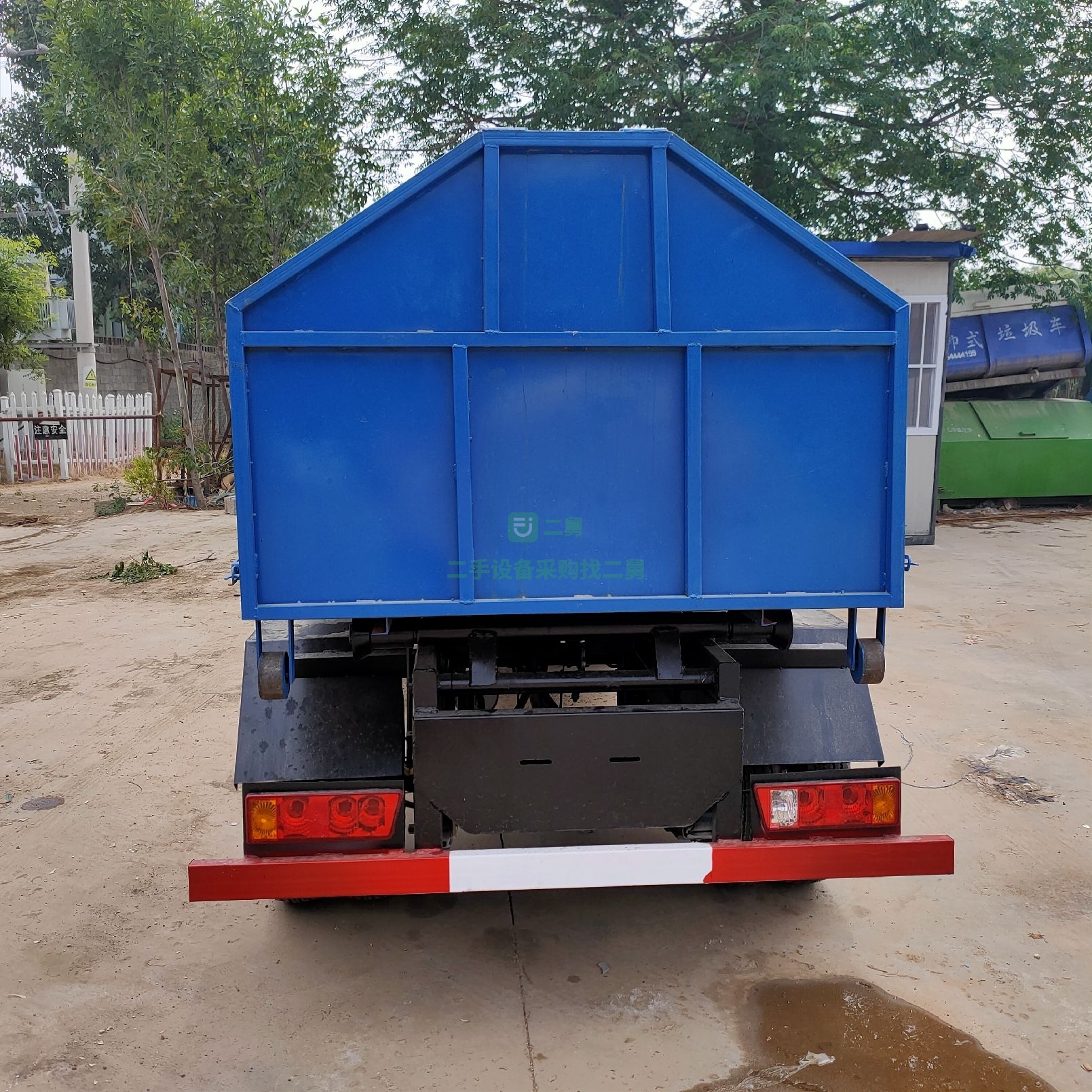 出售一臺(tái)鉤臂式垃圾車(chē) 可上牌照