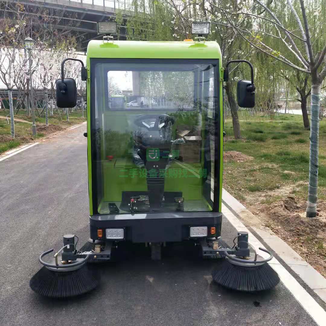 出售全封五刷掃地車清掃寬度1.9米70升水箱4塊100安電瓶前置帶噴霧器