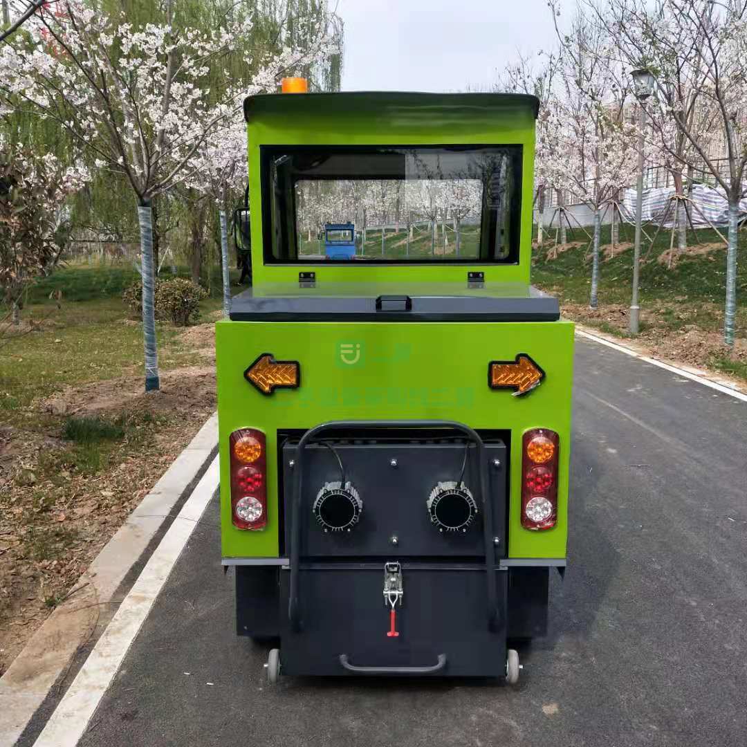 出售全封五刷掃地車清掃寬度1.9米70升水箱4塊100安電瓶前置帶噴霧器