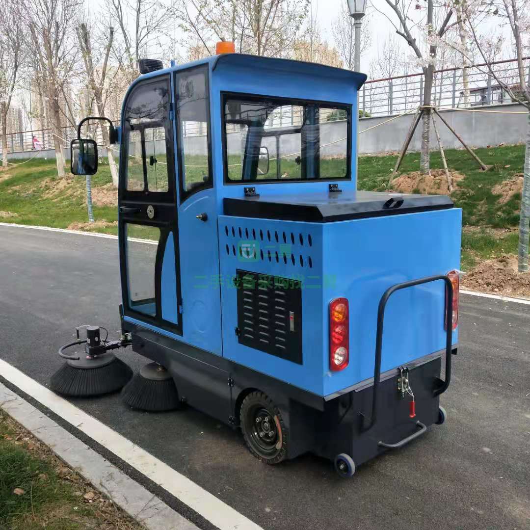 出售全封五刷掃地車清掃寬度1.9米70升水箱4塊100安電瓶前置帶噴霧器